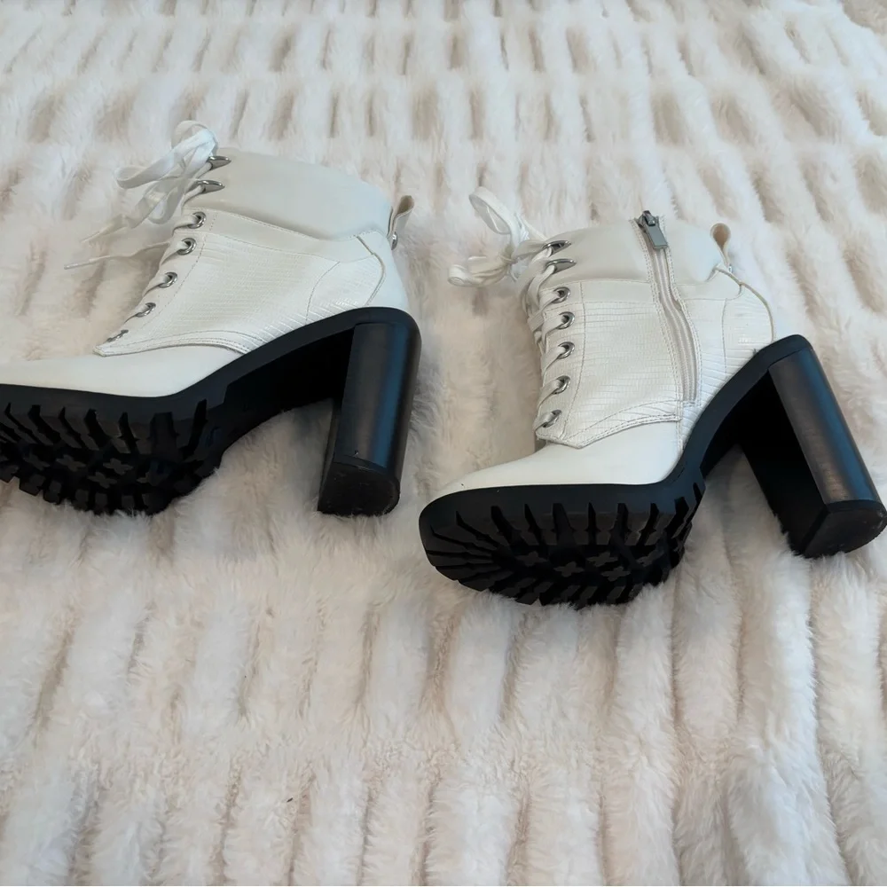 BCBGeneration's 'Paxin' ankle booties bright white Size 9/40 - Picture 3 of 7